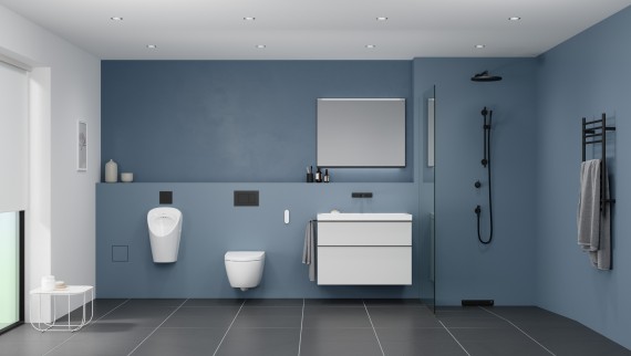 Salle de bains avec urinoir, WC, lavabo et douche Salle de bains avec urinoir, WC, lavabo et douche