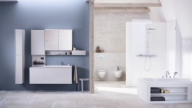 Grande salle de bain avec bassin en céramique de la série Geberit Acanto