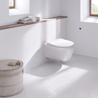 WC Geberit senza barriere architettoniche con comando d'uso a distanza