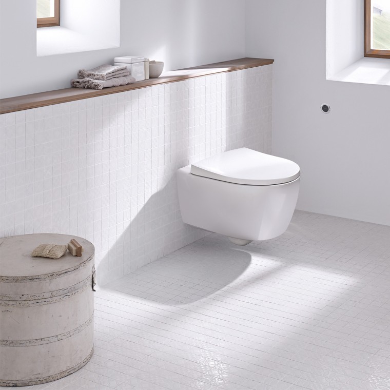 WC Geberit adapté aux personnes à mobilité réduite avec contacteur radio