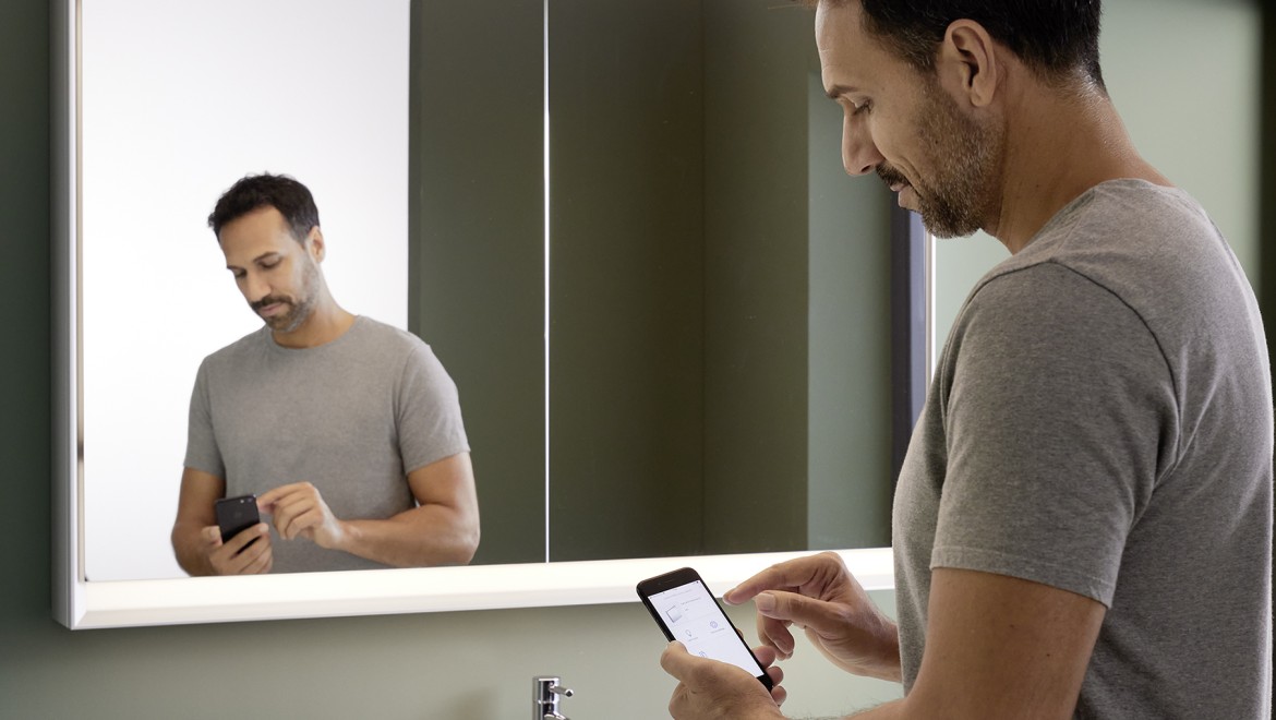 Mobili da bagno Geberit ONE, armadietto a specchio, lavabo (© Geberit)