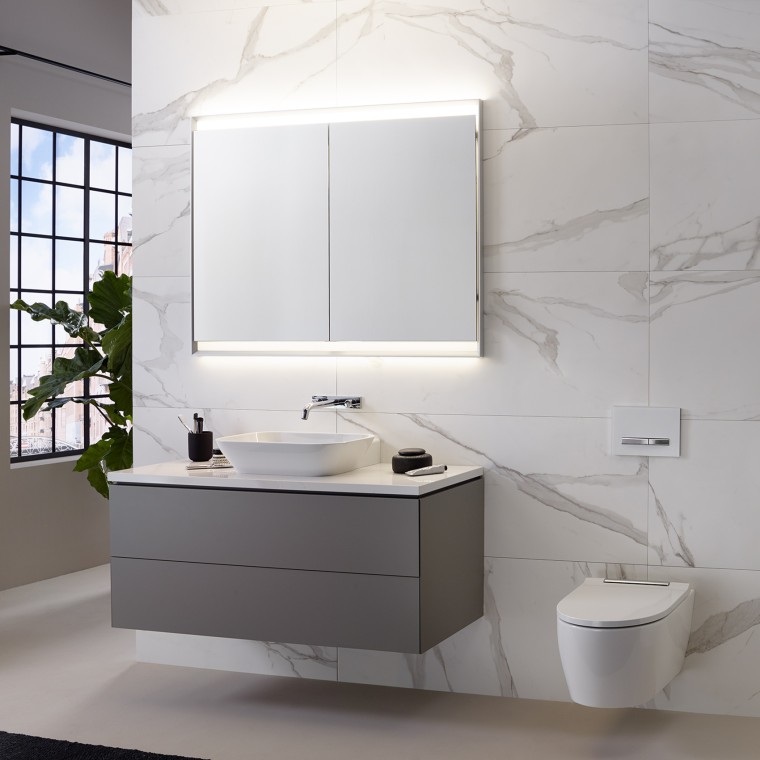 Mur carrelé aspect marbre, espace lavabo et armoire de toilette avec ComfortLight Geberit ONE Mur carrelé aspect marbre, espace lavabo et armoire de toilette avec ComfortLight Geberit ONE