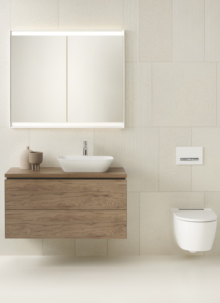 Lavabo à poser Geberit ONE et meuble sous lavabo en noyer hickory et WC (© Geberit)