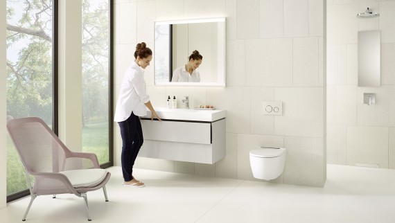 L'altezza di installazione degli elementi del bagno è importante per grandi e piccoli (© Geberit) L'altezza di installazione degli elementi del bagno è importante per grandi e piccoli (© Geberit)