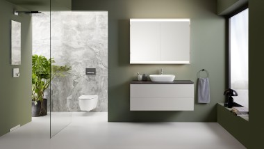 Bagno con parete di separazione doccia walk-in in vetro Geberit ONE, scarico a parete e nicchia portaoggetti