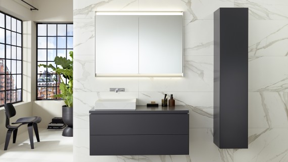 Salle de bains noire et blanche Geberit ONE