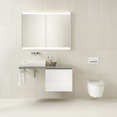 Salle de bains blanche avec espace lavabo et WC de Geberit ONE (© Geberit)