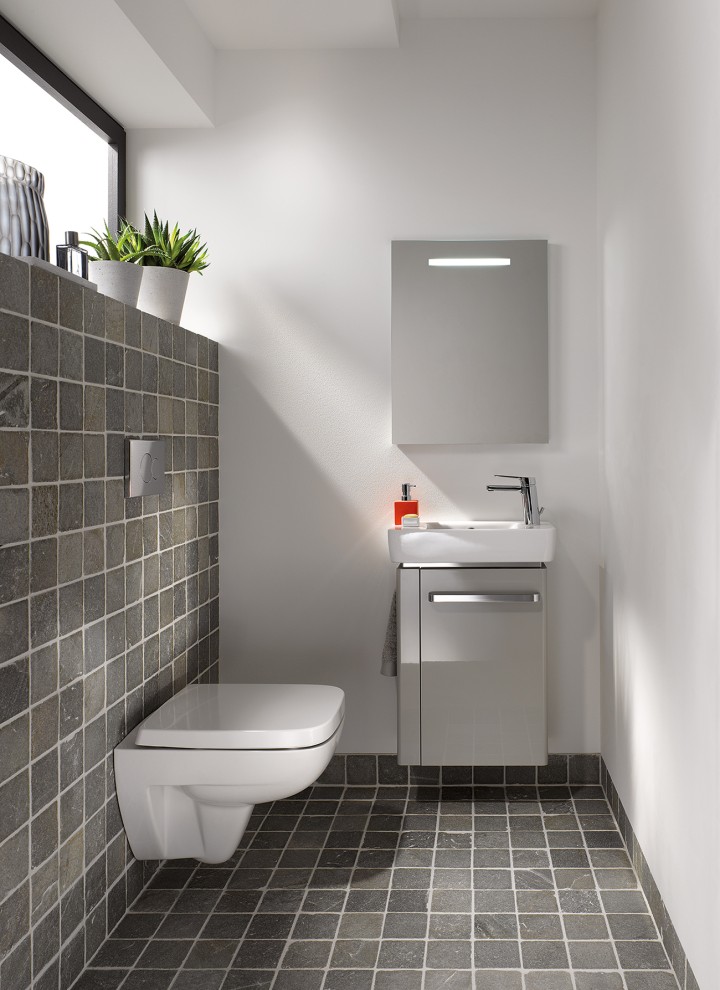 Platzsparend eingerichtetes Badezimmer mit Renova Compact Waschmöbel