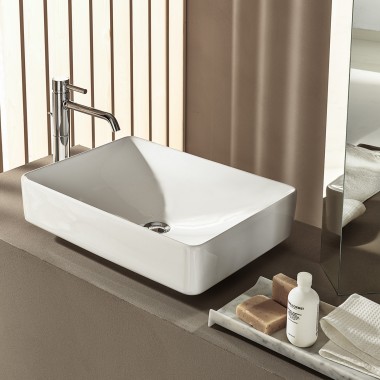 Lavabo da appoggio con rubinetto monoforo.