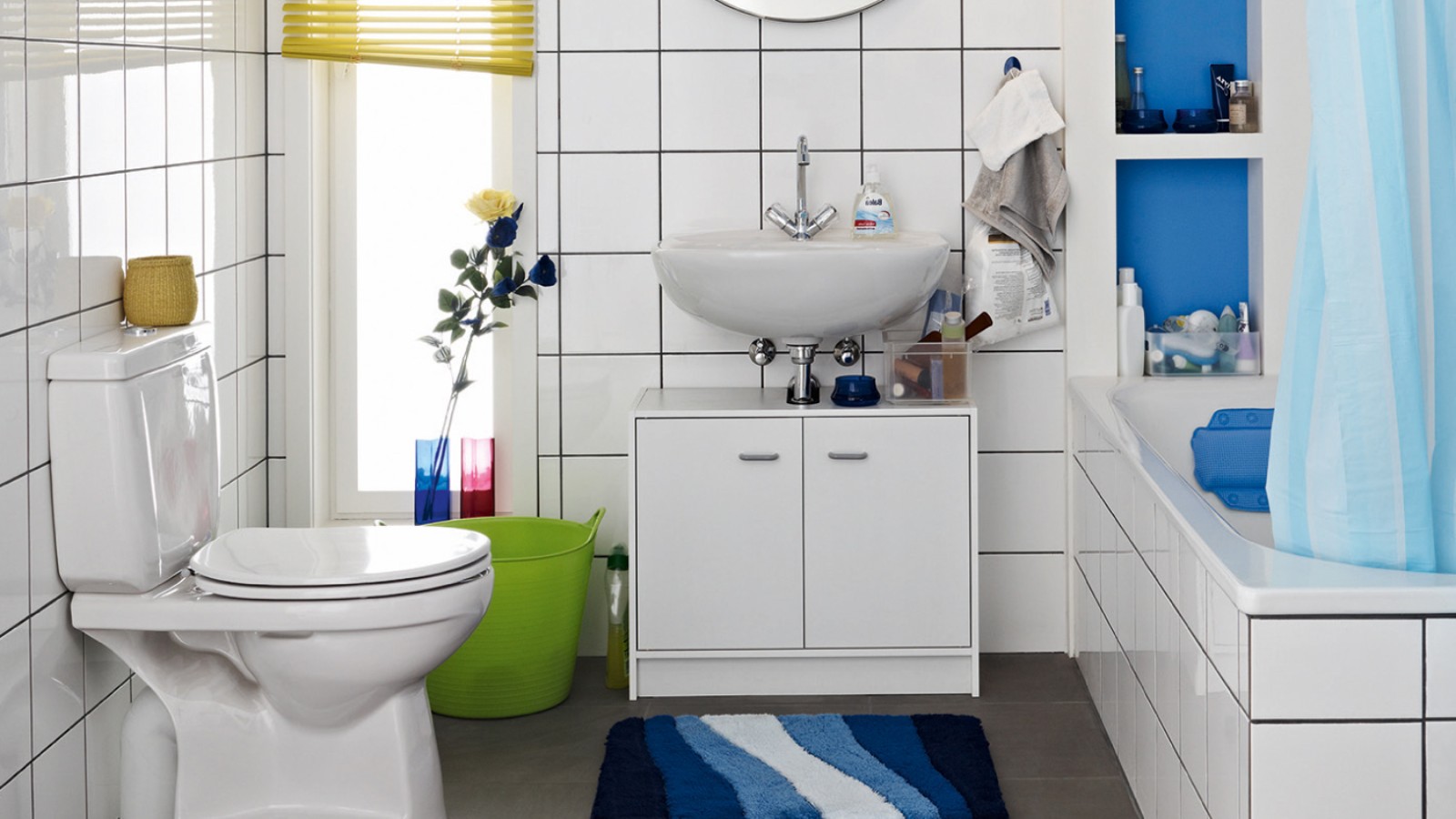 Bagno strapieno prima della ristrutturazione con WC a pavimento e cassetta di risciacquo esterna Bagno strapieno prima della ristrutturazione con WC a pavimento e cassetta di risciacquo esterna