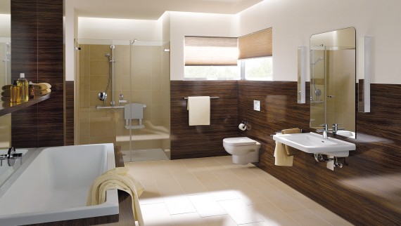 Salle de bains adaptée aux personnes à mobilité réduite avec espace lavabo, WC et douche de plain-pied