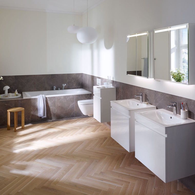 Salle de bains dotée de produits de la série Geberit Renova Salle de bains dotée de produits de la série Geberit Renova