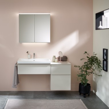 Lavabo double de la série Geberit Renova Plan avec armoire de toilette Option Plus