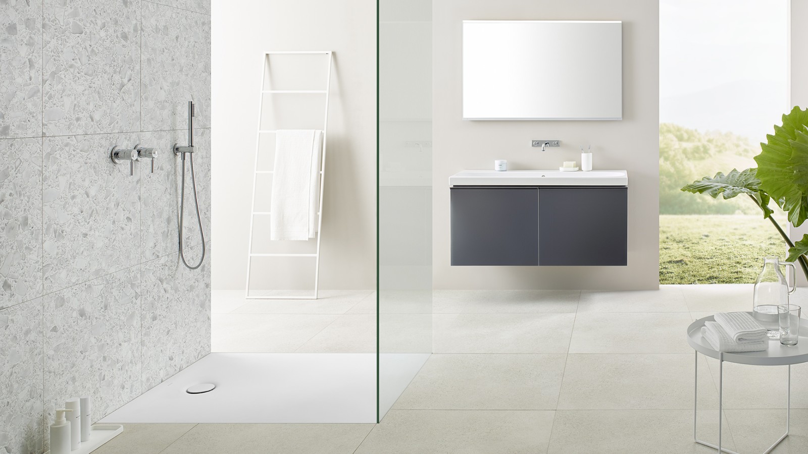 Bagno con superficie doccia Geberit Setaplano a filo del pavimento Bagno con superficie doccia Geberit Setaplano a filo del pavimento
