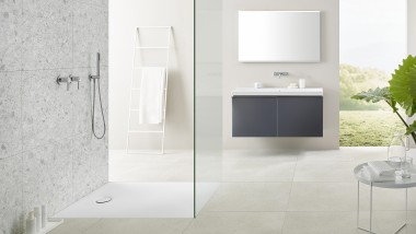 Bagno con superficie doccia Geberit Setaplano a filo del pavimento