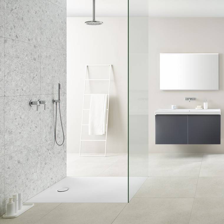 Salle de bains avec receveur de douche Geberit Setaplano Salle de bains avec receveur de douche Geberit Setaplano