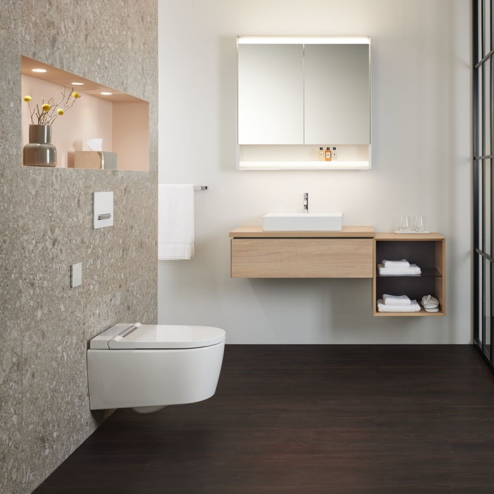 Geberit ONE Waschtisch und Geberit AquaClean Sela inkl. Wandbedienpanel