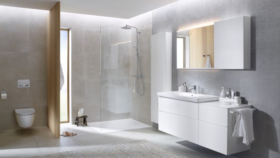 Bagno di famiglia con grandi piastrelle e mobili da bagno e ceramiche da bagno di Geberit iCon