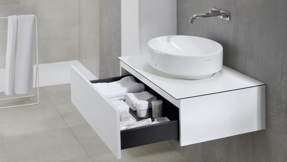 Lavabo à poser rond Geberit VariForm avec meuble sous lavabo (© Geberit)