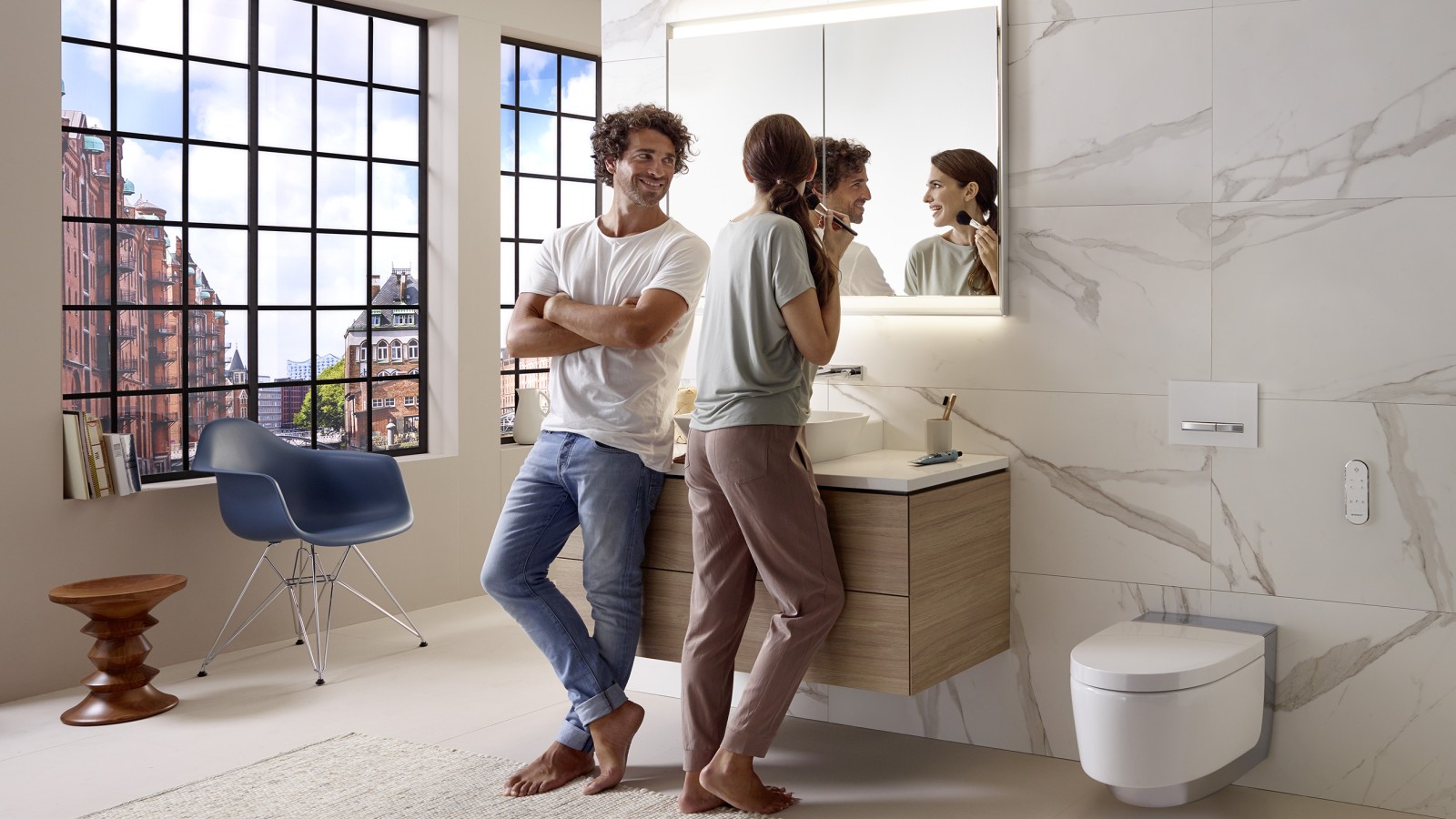 Ob morgens oder abends: der Geberit ComfortLight Spiegel bietet jederzeit das ideale perfekte Lichtverhältnisse für jedermann Ob morgens oder abends: der Geberit ComfortLight Spiegel bietet jederzeit das ideale perfekte Lichtverhältnisse für jedermann