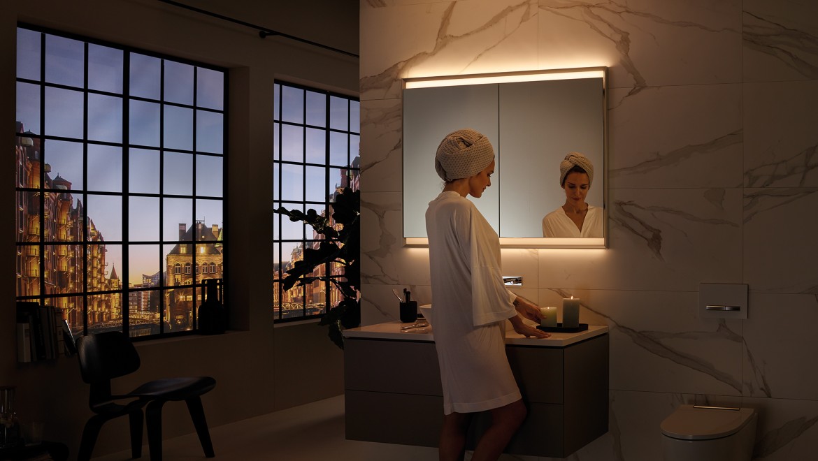 Armoire de toilette Geberit ONE avec ComfortLight en mode éclairage tamisé (© Geberit)