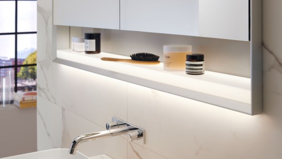 Armadietto a specchio Geberit ONE con ComfortLight e superficie d'appoggio aperta