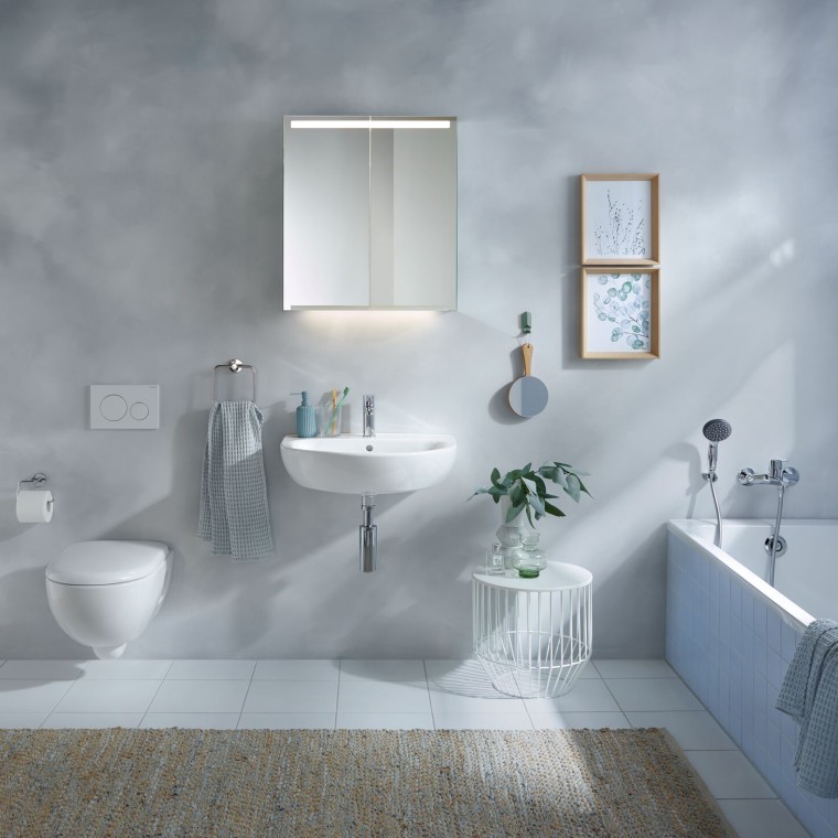 Salle de bains Geberit Renova avec lavabos, miroir, baignoire et meubles de salle de bains Salle de bains Geberit Renova avec lavabos, miroir, baignoire et meubles de salle de bains