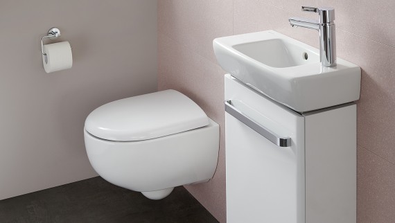 Badezimmer mit Renova Compact Handwaschbecken und wandhängendem WC