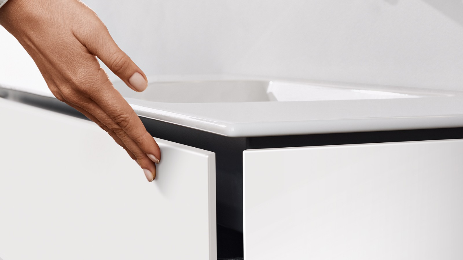 Meuble sous lavabo Geberit ONE avec mécanisme push-to-open