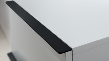 Geberit iCon Seitenschrank weiss mit schwarzen Griffen Geberit iCon Seitenschrank weiss mit schwarzen Griffen