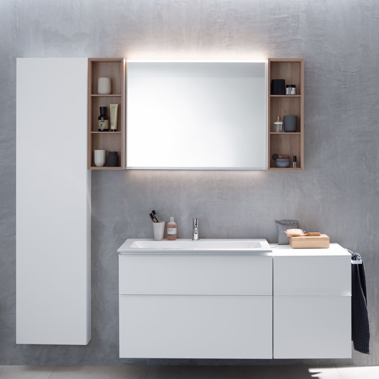 Meuble sous lavabo Geberit iCon avec armoire latérale, armoire haute et étagères Meuble sous lavabo Geberit iCon avec armoire latérale, armoire haute et étagères