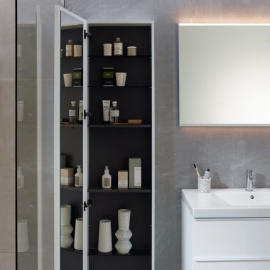 Geberit iCon Hochschrank mit Innenspiegel und viel Stauraum (© Geberit) Geberit iCon Hochschrank mit Innenspiegel und viel Stauraum (© Geberit)