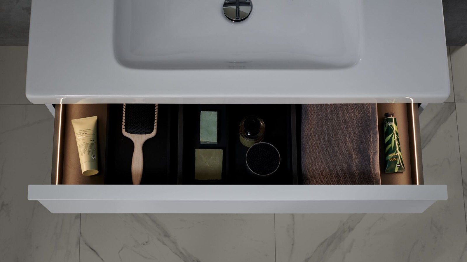 Tiroir ouvert Geberit iCon avec baguettes lumineuses Tiroir ouvert Geberit iCon avec baguettes lumineuses