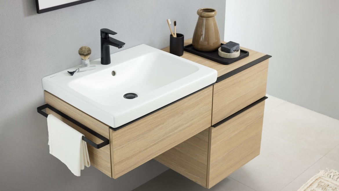 Area lavabo con lavabo sospeso Geberit iCon in bianco opaco e accessori da bagno in nero opaco Area lavabo con lavabo sospeso Geberit iCon in bianco opaco e accessori da bagno in nero opaco