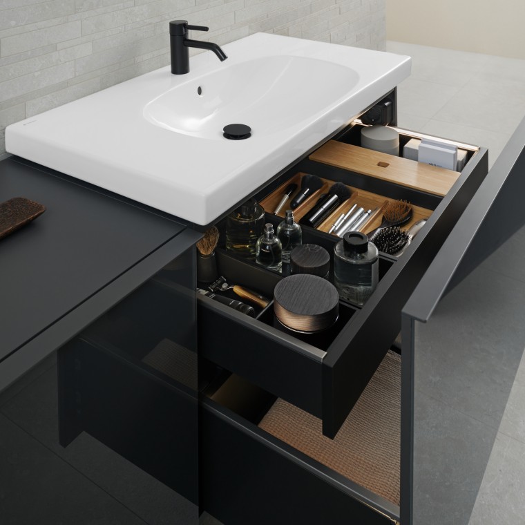 Zona lavabo con mobili da bagno in legno di Geberit Acanto Zona lavabo con mobili da bagno in legno di Geberit Acanto