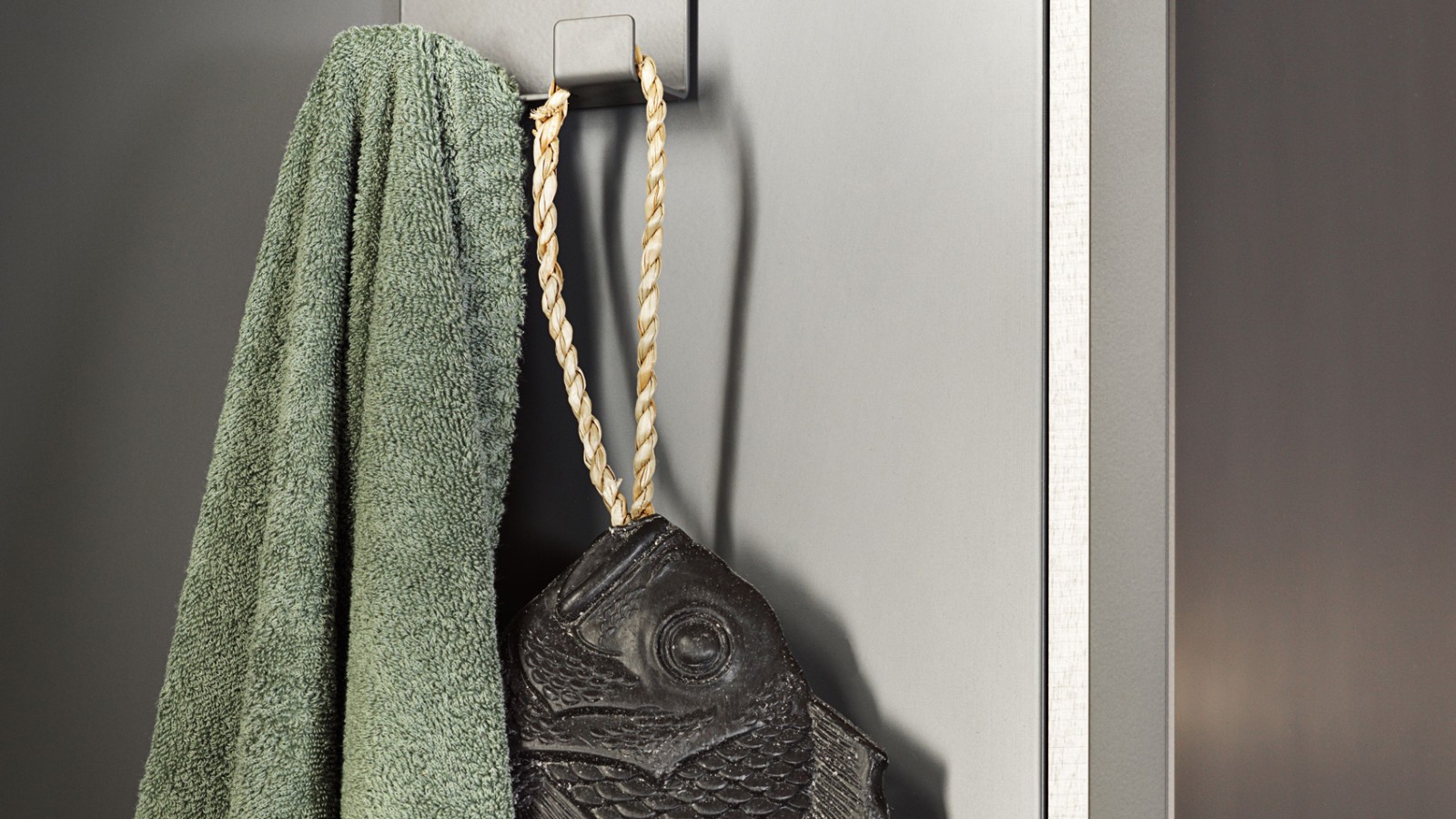 Handtuch an Haken der Badserie Geberit Acanto