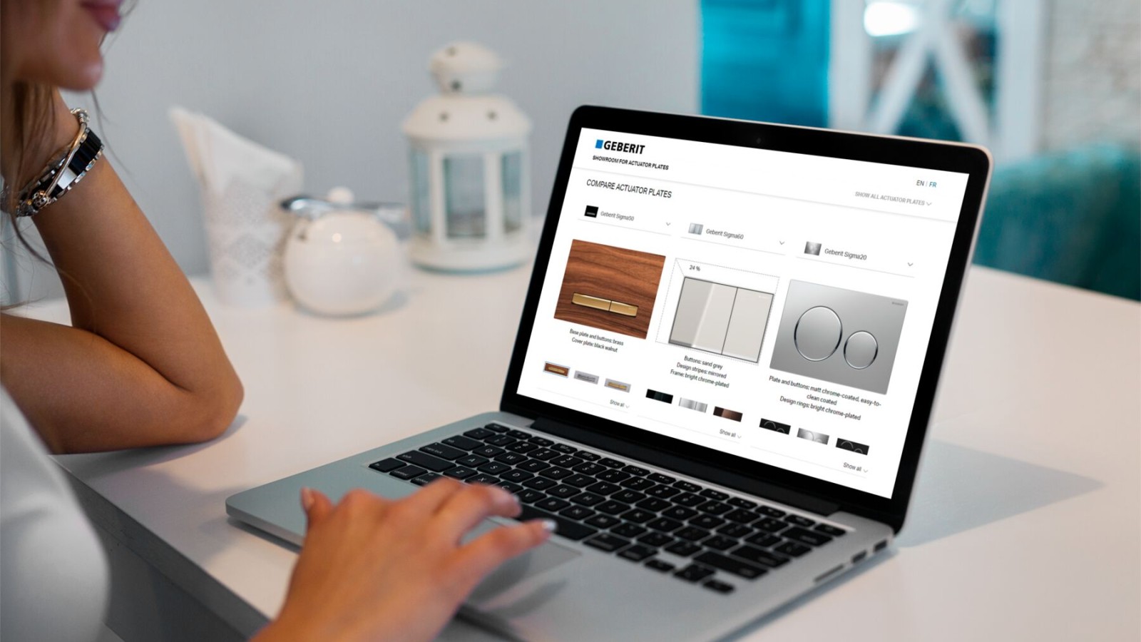 Une femme compare les plaques de déclenchement de Geberit Une femme compare les plaques de déclenchement de Geberit