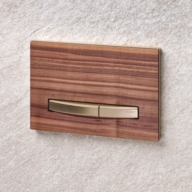 Geberit Sigma50 est notamment disponible avec une surface en bois de noyer américain.