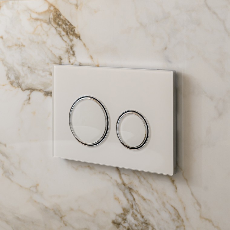 Weisse Betätigungsplatte Geberit Sigma50 mit Designringen in Silber Weisse Betätigungsplatte Geberit Sigma50 mit Designringen in Silber