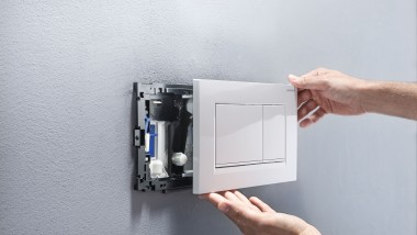 Weisse Sigma20 Betätigungsplatte (© Geberit)