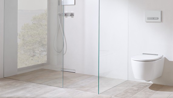 Bagno Geberit ONE con scarico a parete nella zona doccia