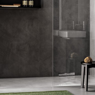 Une douche de plain-pied avec évacuation murale Une douche de plain-pied avec évacuation murale