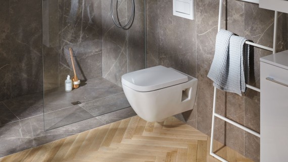 WC Selnova Square di Geberit e scarico a pavimento per doccia di Geberit WC Selnova Square di Geberit e scarico a pavimento per doccia di Geberit