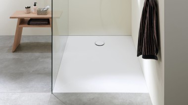 Una doccia walk-in in un piccolo bagno