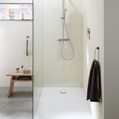 Una doccia walk-in in un piccolo bagno