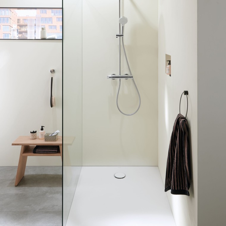 Eine Walk-in-Dusche in einem kleinen Badezimmer Eine Walk-in-Dusche in einem kleinen Badezimmer