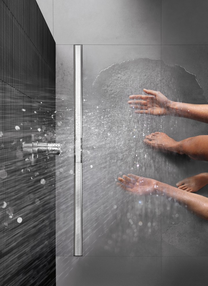 Personne utilisant une douche de plain-pied avec CleanLine (© Geberit)