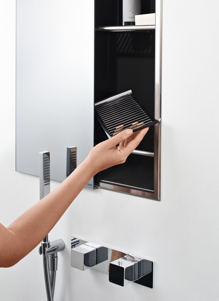 La niche de rangement est conçue de manière à empêcher l'eau de s'accumuler et la saleté de s'incruster. En option, elle est disponible avec une porte miroir.
