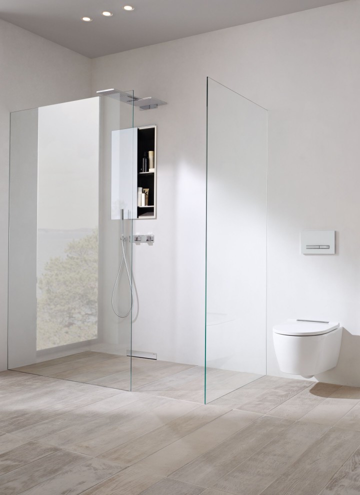 La séparation de douche de plain-pied Geberit ONE est ancrée dans la paroi en applique sans ferrures visibles et est donc particulièrement facile à nettoyer.