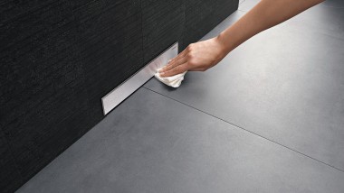 Évacuation murale pour douche de plain-pied Geberit (© Geberit)